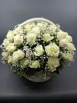 Фото флориста 1: Букет из 51 белой розы и гипсофилой в корзине, 50 см, Россия