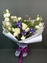 Фото флориста 1: Букет из роз, ирисов, лизиантусов «Сапфировое сияние»