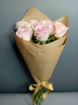 Фото флориста 1: Букет из 11 светло-розовых роз в крафте