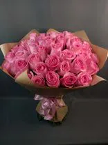 Фото флориста 2: Букет из 45 розовых роз в крафте с лентой, 40 см, Россия