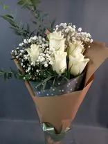 Фото флориста 1: Букет из 5 белых роз с гипсофилой в крафте с лентой, 40 см, Эквадор