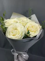 Фото флориста 2: Букет из 9 пионовидных роз в серой упаковке «Белая сказка»