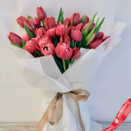 Фото 1: Букет из 30 красных тюльпанов. Сервис доставки цветов AzaliaNow