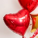 Маленькое фото 4: Композиция из 3 шаров с гелием, 2 красных сердца и 1 золотая звезда