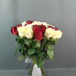 Фото флориста 3: Букет из 25 красных и белых роз