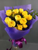 Фото флориста 1: Букет из 5 желтых кустовых пионовидных роз в фиолетовой упаковке