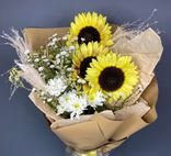 Фото флориста 5: Подсолнухи с лимониумом в джутовой сетке (3 цветка)