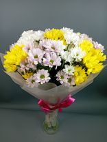 Фото флориста 1: Букет из 13 кустовых хризантем в пленке