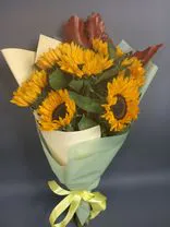 Фото флориста 1: Букет из 7 подсолнухов «Пусть всегда будет солнце»