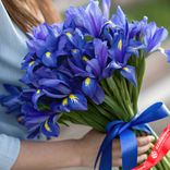 Маленькое фото 2: Букет из 45 синих ирисов с лентой. Сервис доставки цветов AzaliaNow