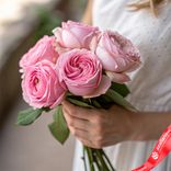 Маленькое фото 1: Букет из 5 пионовидных розовых роз, 50 см, Эквадор. Сервис доставки цветов AzaliaNow