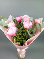 Фото флориста 3: Букет из 9 розовых пионов с эвкалиптом в пленке