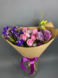 Фото флориста 1: Букет из роз, ирисов, хризантемы, лизиантусов в крафте