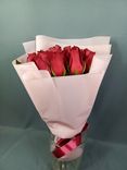 Фото флориста 2: Букет из 15 красных роз в розовой пленке
