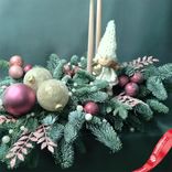 Маленькое фото 3: Новогодняя композиция «Еловые ветки с ангелом и свечами», D 50 см x H 20 см