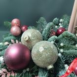 Маленькое фото 5: Новогодняя композиция «Еловые ветки с ангелом и свечами», D 50 см x H 20 см