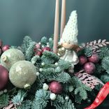 Маленькое фото 4: Новогодняя композиция «Еловые ветки с ангелом и свечами», D 50 см x H 20 см