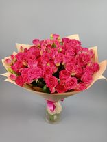 Фото флориста 1: Букет из 21 кустовой красной розы в крафте