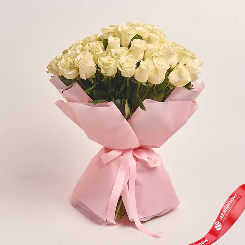 Фото 1: Букет из 51 белой розы в розовой упаковке. Сервис доставки цветов AzaliaNow