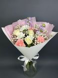 Фото флориста 3: Букет из роз, гвоздик, маттиол, хризантемы «Очаровательный микс»
