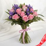 Маленькое фото 1: Букет из 9 розовых роз и 6 фиолетовых ирисов с лентой