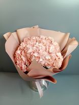 Букет из 9 розовых гортензий в розовой бумаге. Фото флориста - 1
