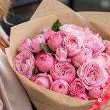 Маленькое фото 2: Букет из 25 пионовидных розовых роз в крафте, 50 см, Эквадор. Сервис доставки цветов AzaliaNow