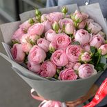 Маленькое фото 1: Букет из 35 пионовидных розовых роз в серой бумаге, 50 см, Эквадор. Сервис доставки цветов AzaliaNow