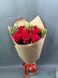 Фото флориста 1: Букет из 11 красных роз в крафте «Кения»