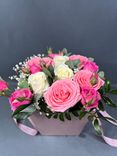 Фото флориста 2: Букет из белых и розовых роз в коробке «Повезло»
