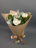 Фото флориста 6: Букет из 3 белых пионов в крафте