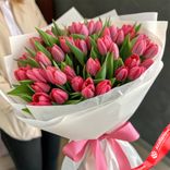 Маленькое фото 1: Букет из 30 розовых тюльпанов в белой бумаге с лентой. Сервис доставки цветов AzaliaNow