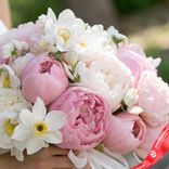 Маленькое фото 3: Букет невесты из 9 розовых пионов и 7 белых нарциссов, с белой лентой. Сервис доставки цветов AzaliaNow