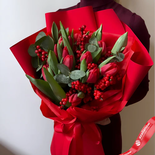 Фото 1: Букет из 17 красных тюльпанов и илексов в красной упаковке. Сервис доставки цветов AzaliaNow