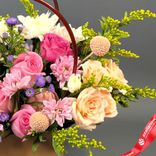 Маленькое фото 5: Букет в пакете (сумочке) для цветов из роз, хризантем и солидаго