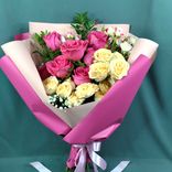 Фото флориста 1: Букет из роз, лизиантусов и гипсофилы в розовой пленке «Выходной»