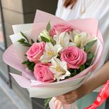 Маленькое фото 1: Букет из 5 розовых роз и 4 белых альстромерий в бумаге