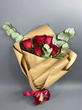 Фото флориста 3: Букет из 5 красных роз и эвкалипта «Праздник»