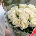 Маленькое фото 2: Букет из 15 белых роз «Мондиаль» в пленке, 50см, Эквадор. Сервис доставки цветов AzaliaNow