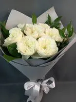 Фото флориста 4: Букет из 9 пионовидных роз в серой упаковке «Белая сказка»