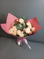 Розовые кустовые пионовидные розы в упаковке, 5 шт. Фото флориста - 0
