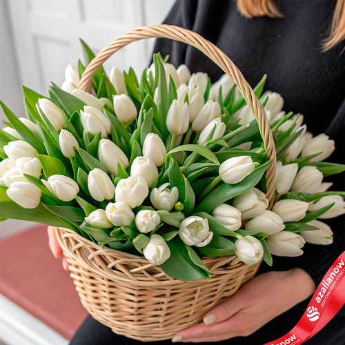 Букет из 47 белых тюльпанов в корзине