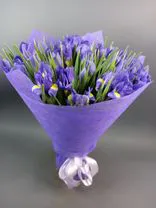 Фото флориста 3: Букет из 35 синих ирисов в фиолетовой пленке