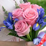 Маленькое фото 2: Букет из 5 розовых роз и 4 синих ирисов с лентой