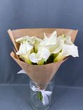 Фото флориста 1: Букет 15 белых калл в крафте, с белой лентой