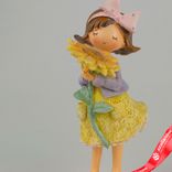 Маленькое фото 2: Сувенир «Девочка с подсолнухом» (полирезин), H19,5x8х8,5см, сиреневый