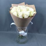 Фото флориста 1: Букет из 19 белых роз в крафте