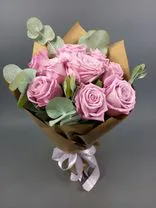 Фото флориста 1: Букет из 9 сиреневых роз в крафте