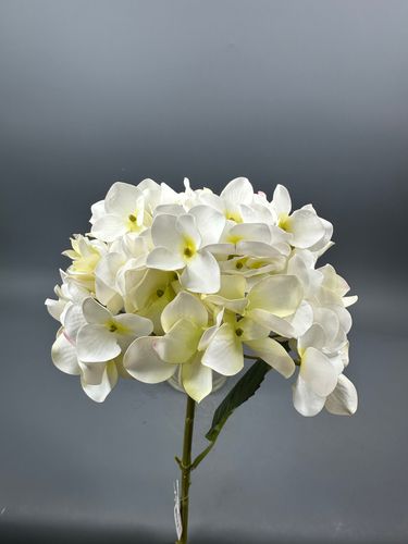 Фото флориста 1: Искусственные цветы на кладбище