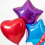 Маленькое фото 2: Композиция из 3 шаров с гелием, 1 красное сердце и 2 звезды, синяя и сиреневая